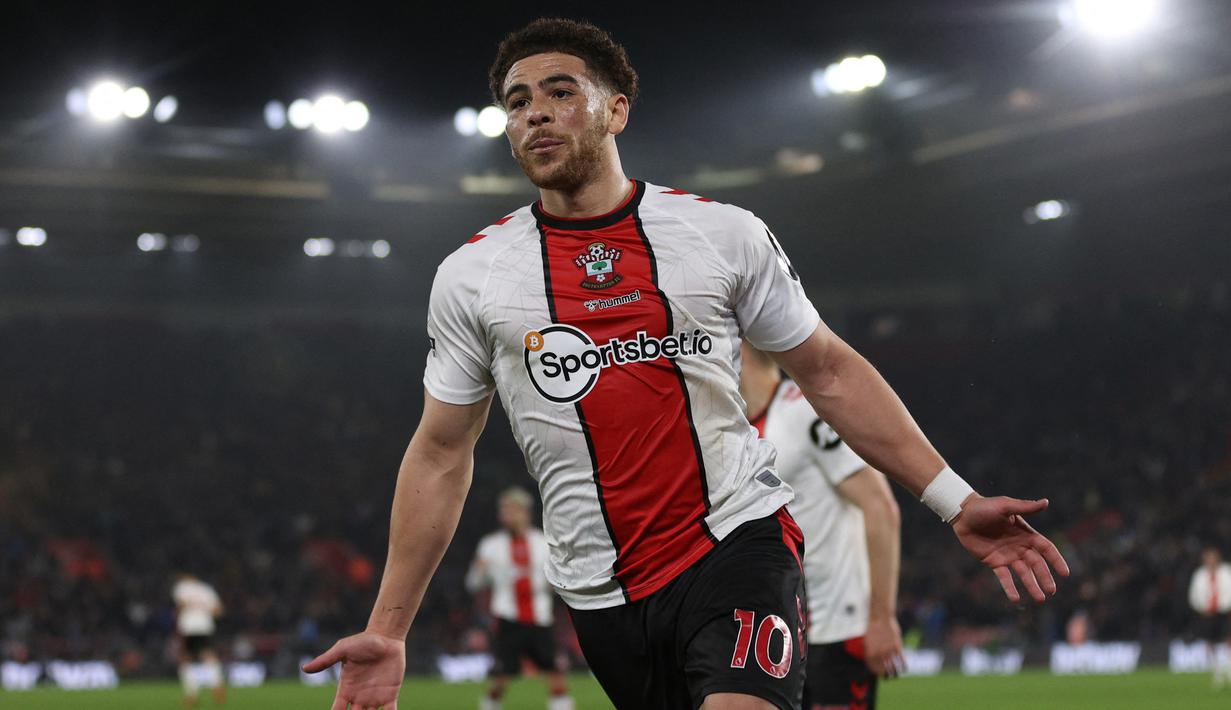 Selebrasi striker Southampton, Che Adams setelah menjebol gawang Bournemouth yang akhirnya dianulir VAR pada laga Liga Inggris 2022/2023 di St Mary's Stadium, Southampton (27/4/2023). Didatangkan sejak 2019/2020 dari Birmingham City, Che Adams langsung menjadi striker andalan Southampton hingga kini. Total 25 gol hingga kini menjadi bukti ketajamnnya. Leeds United dan Everton dikabarkan meminatinya. (AFP/Adrian Dennis)
