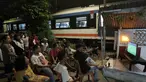 Sejumlah warga menggelar nobar pertandingan Timnas Indonesia melawan Bahrain dalam pertandingan Grup C putaran ketiga Kualifikasi Piala Dunia 2026 zona Asia di kawasan Menteng Jaya, Jakarta, Selasa (25/5/2025). (Bola.com/M Iqbal Ichsan)