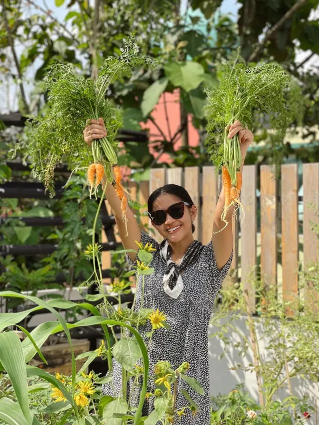 7 Potret Eriska Kesya, Istri Young Lex yang Berkebun di Rumah Jadi Sorotan