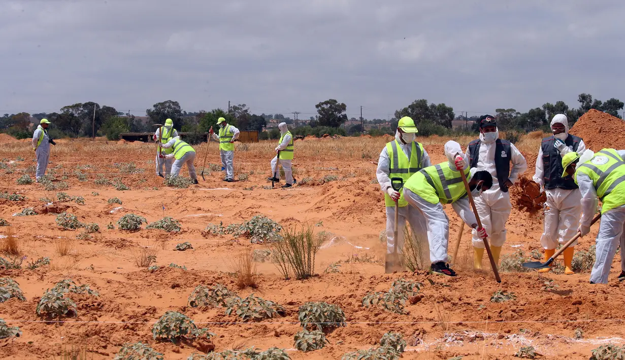 Tim pakar bekerja di lokasi kuburan massal di Kota Tarhuna, Libya, Selasa (23/6/2020). Direktur Departemen Pencarian Jasad Lutfi Al-Misurati mengatakan 10 jasad tak dikenal ditemukan di kuburan massal Kota Tarhuna. (Xinhua/Hamza Turkia)