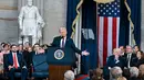 Setelah resmi menjabat sebagai Presiden Amerika Serikat, Donald Trump langsung menyampaikan pidato pertamanya usai pelantikan. (Kenny HOLSTON/POOL/AFP)