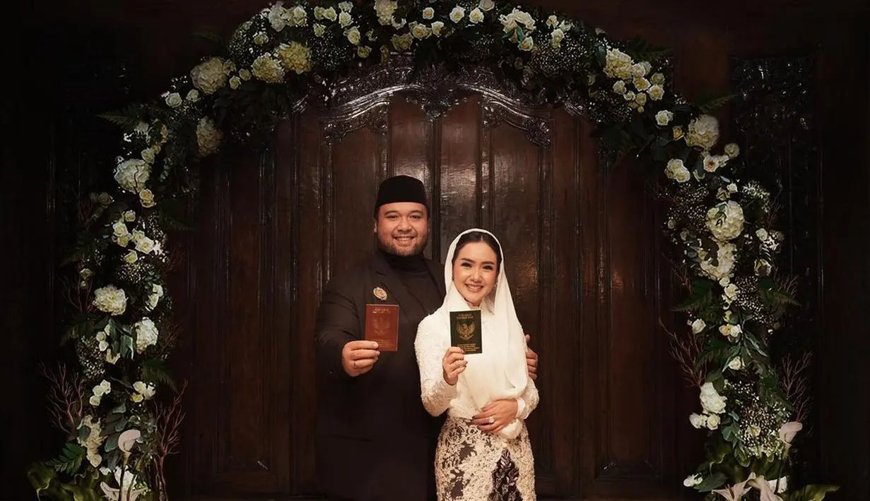 Pelantun “Goyang Dumang” itu melengkapi penampilannya dengan kerudung, dan polesan makeup natural yang flawless.