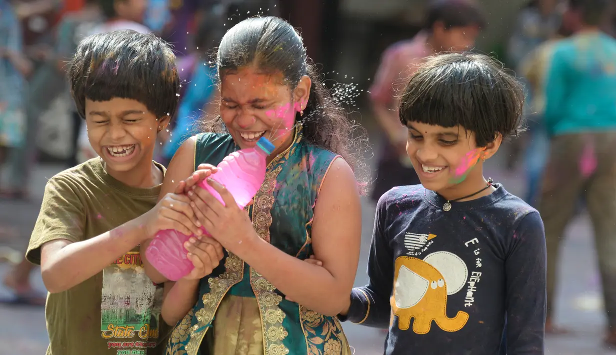 Murid-murid India yang tunanetra dari The Devnar School for the Blind merayakan festival Holi di Hyderabad (21/3). Holi, festival musim semi hindu di India pada akhir musim dingin pada bulan purnama pertama kalender lunar. (AFP Photo/Noah Seelam)