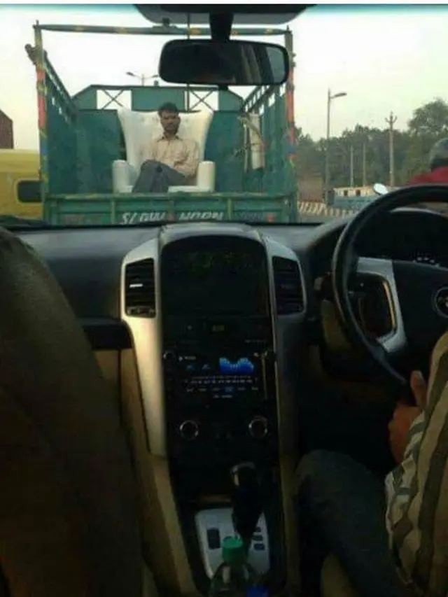6 Potret Aksi Nekat Orang Numpang di Truk Ini Bikin Tepuk Jidat