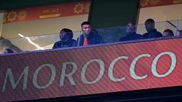 Kylian Mbappe tampak duduk di tribune khusus VVIP dan mengenakan jersey Maroko dengan nomor punggu dua milik Achraf Hakimi. (AFP/Gabriel Bouys)