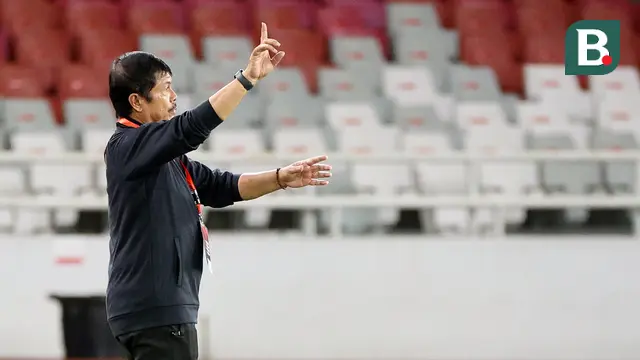 Foto: Beda Dengan Shin Tae-yong, Ini Dia Gaya Santai Indra Sjafri Bersama Timnas Indonesia U-22 dari Pinggir Lapangan