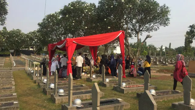 Warga menyambangi makam Presiden ke-3 RI BJ Habibie di TMP Kalibata, Jakarta.