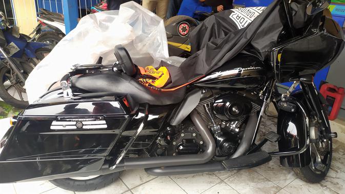 Penampakan motor Harley Davidson yang menabrak nenek dan cucunya di Bogor. (Liputan6.com/Achmad Sudarno)