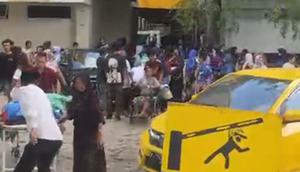 Sejumlah pasien sempat panik berhamburan saat kebakaran RSUD Syekh Yusuf Gowa. (Liputan6.com/ Fauzan)