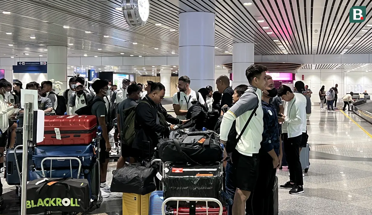 Setelah menempuh perjalanan kurang lebih tiga jam, Nadeo Arga Winata dkk tiba di Bandara Kuala Lumpur. Berbeda dengan di Bandara Sekarno-Hatta yang menggunakan lobi khusus pesawat sewaan, pasukan Shin Tae-yong harus mengikuti prosedur normal di Malaysia dengan mengantre dalam proses pemeriksaan imigrasi hingga menunggu barang bagasi. (Bola.com/Zulfirdaus Harahap)