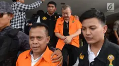 Tim Satgas Antimafia Bola menggiring tersangka dugaan pengaturan skor di Polda Metro Jaya, Jakarta, Rabu (10/4). Satgas Antimafia Bola menyerahkan tersangka dan barang bukti kasus pengaturan skor ke Kejaksaan Agung (Kejagung). (merdeka.com/Imam Buhori)