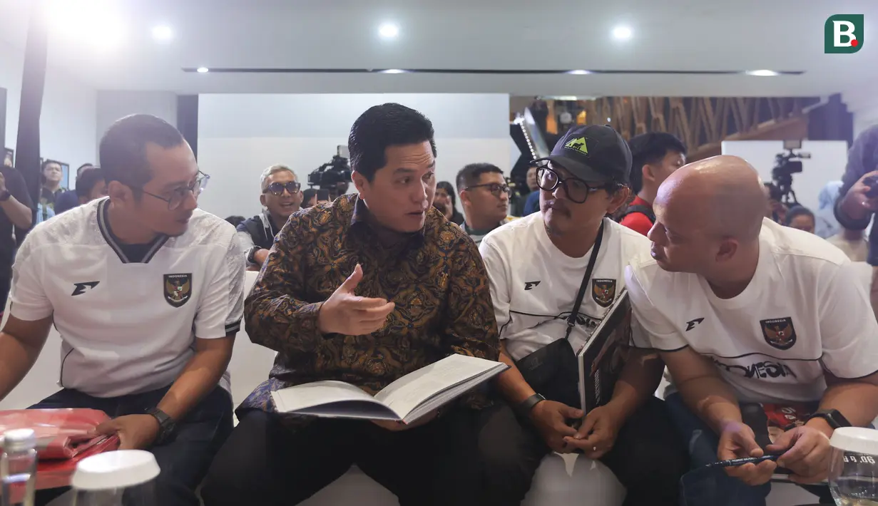 Pameran foto tersebut terselenggara atas kolaborasi PSSI dengan PSSI Pers dan Pewarta Foto Indonesia (PFI) Jakarta. (Bola.com/M Iqbal Ichsan)