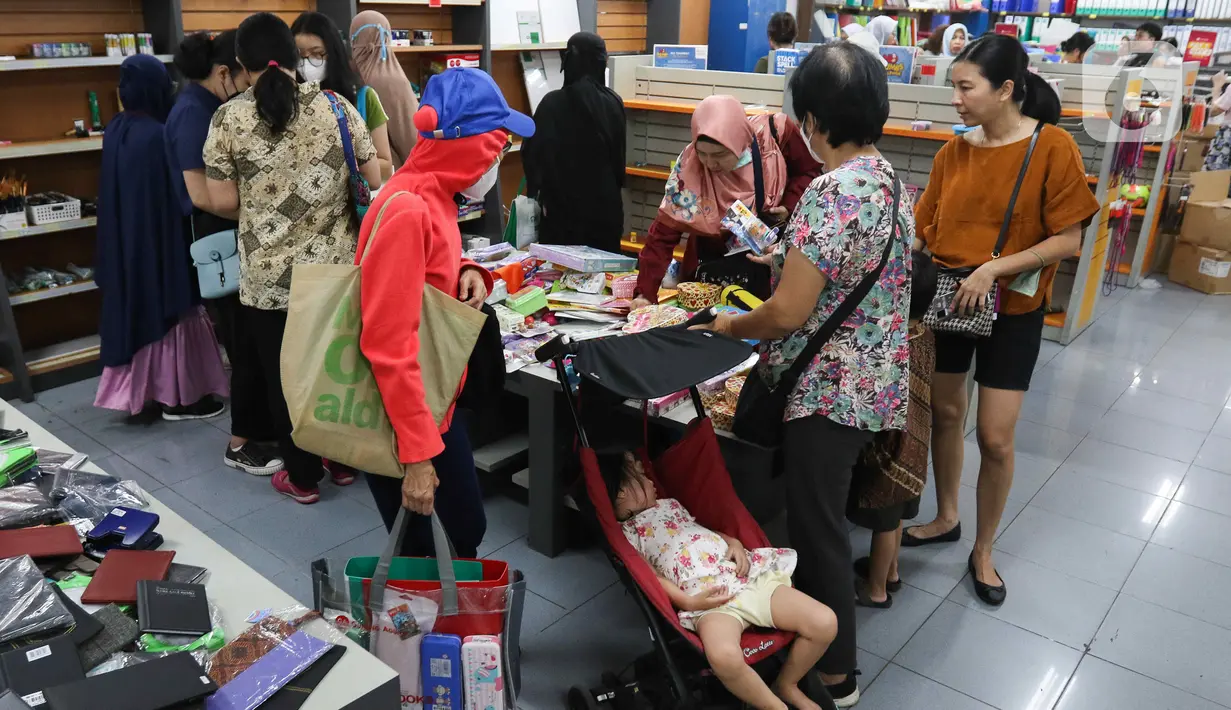 Direksi Toko Buku Gunung Agung menyampaikan, keputusan tersebut diambil lantaran kerugian operasional bulannya yang semakin besar, sehingga sulit untuk mempertahankan bisnisnya. (Liputan6.com/Herman Zakharia)