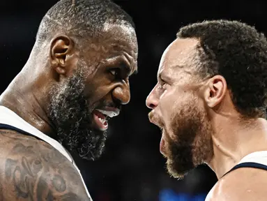 Stephen Curry menunjukkan permainan terbaiknya saat membawa Amerika Serikat (AS) menaklukkan Serbia pada semifinal di Olimpiade Paris 2024. (AFP/Aris Messinis)