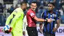 Wasit Marco Di Bello melerai kiper AC Milan Mike Maignan dan pemain Atalanta Duvan Zapata pada pertandingan Liga Italia Serie A di Stadion Gewiss, Bergamo, Italia, 3 Oktober 2021. AC Milan menang 3-2 atas Atalanta. (MIGUEL MEDINA/AFP)