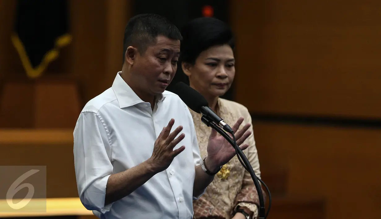 Mantan Menhub Ignasius Jonan memberikan kata perpisahan usai menandatangani dokumen sertijab Menteri Perhubungan di Gedung Kemenhub, Jakarta, Kamis (28/7). Budi Karya resmi menjadi Menhub menggantikan Ignasius Jonan. (Liputan6.com/Faizal Fanani)