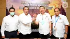 Direktur Utama PT Bank Tabungan Negara (Persero) Tbk Haru Koesmahargyo (kedua kiri) dan Ketua Umum DPP REI Paulus Totok Lusida (kedua kanan) berjabat tangan pada konfrensi pers HUT ke50 REI di Yogyakarta, Kamis (19/5/2022). BTN siap mendukung REI membangun rumah sebagai pemenuhan amanah dari pemerintah dalam membantu masyarakat untuk kepemilikan rumah. (Liputan6.com/HO/BTN)