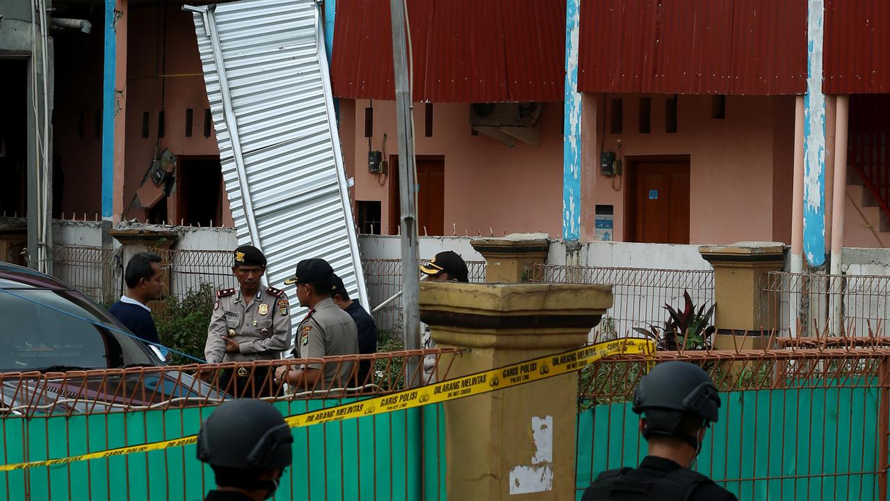 20161211- Olah TKP di Rumah Terduga Teroris Bekasi-Johan Tallo