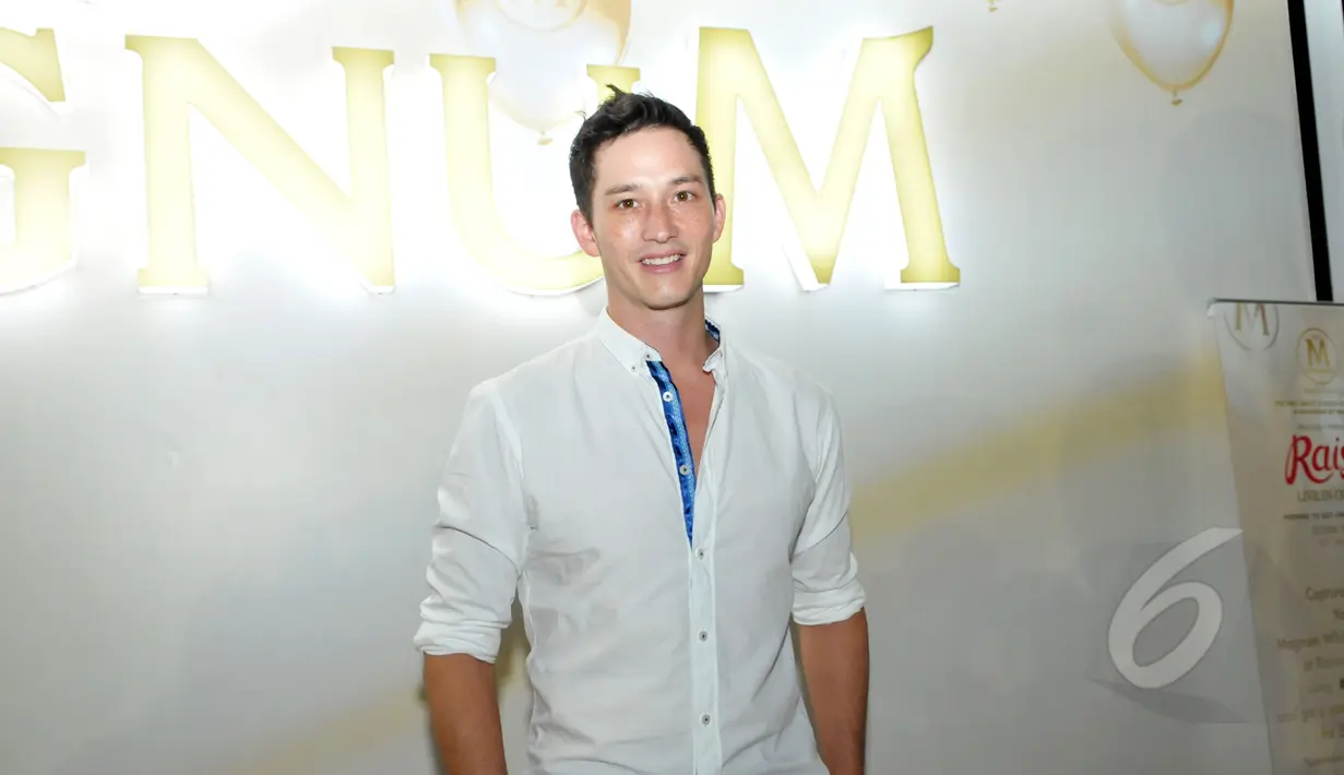 Aktor ganteng keturunan Kanada-Malaysia, Mike Lewis terlihat menghadiri konser perdana penyanyi Raisa di Istora Senayan, Jakarta, Minggu (24/5/2015). (Liputan6.com/Panji Diksana)