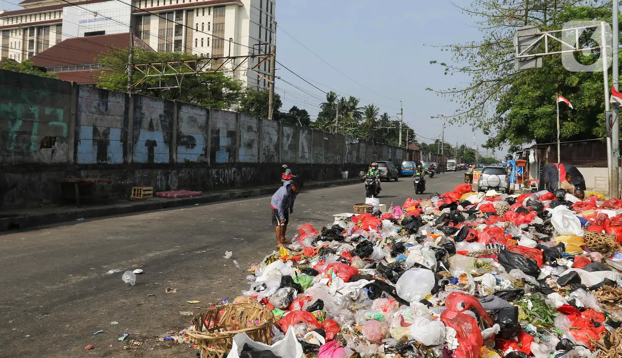 Tumpukan sampah ini berserakan dan memakan badan jalan. (Liputan6.com/Herman Zakharia)