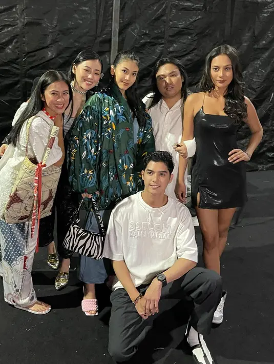 Canti Tachril berpose dengan teman-teman yang hadir di acara JF 3. Ada Al Ghazali, Keanu AGL, dan beberapa lainnya. (Foto: Instagram/@cantitachril)