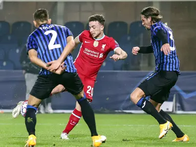 Pemain Liverpool Diogo Jota (tengah) mencetak gol ke gawang Atalanta pada pertandingan Grup D Liga Champions di Stadion Gewiss, Bergamo, Italia, Selasa (3/11/2020). Liverpool menang 5-0 dengan hattrick dari Diogo Jota. (Stefano Nicoli/LaPresse via AP)