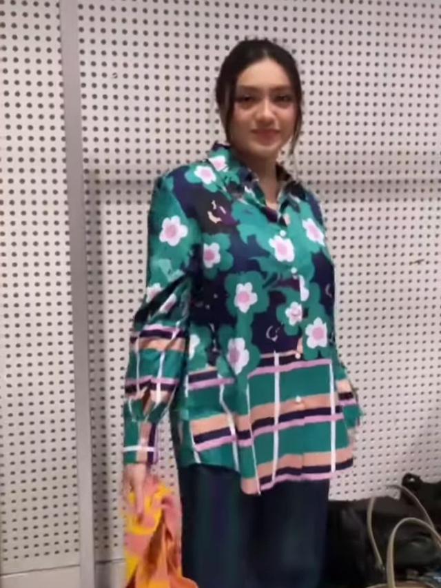 Sudah Kenal Riasan, Ini 7 Gaya Alleia Putri Ariel Noah yang Makin Fashionable