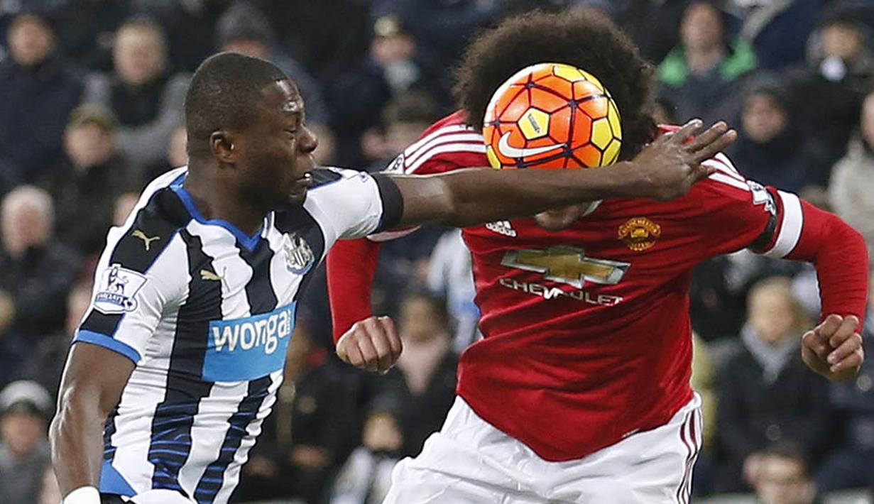 Pemain Newcastle, Chancel Mbemba, melakukan handball saat melawan Manchester United pada laga Liga Premier Inggris, di Stadion St James Park, Inggris, Selasa (12/1/2016). Kedua tim bermain imbang 3-3. (Reuters/Carl Recine)