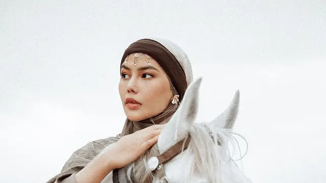 Potret Dara Arafah Berkuda dan Memanah di Gurun Pasir (credit: instagram/daraarafah)