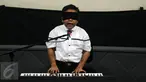 Jefri Setiawan saat bernyanyi sambil memainkan keyboard di Auditorium Kemenpora, Jakarta,  Kamis (14/11). Jefri akan memainkan 50 lagu selama 5 jam nonstop dengan mata tertutup.  (Liputan6.com/Helmi Fithriansyah)