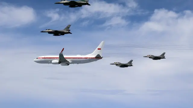 Pesawat Kepresidenan Prabowo mendapat pengawalan empat pesawat tempur F-16 Fighting Falcon dan dua pesawat KAI T-50 Golden Eagle. (Dok. Biro Pers Sekretariat Presiden)