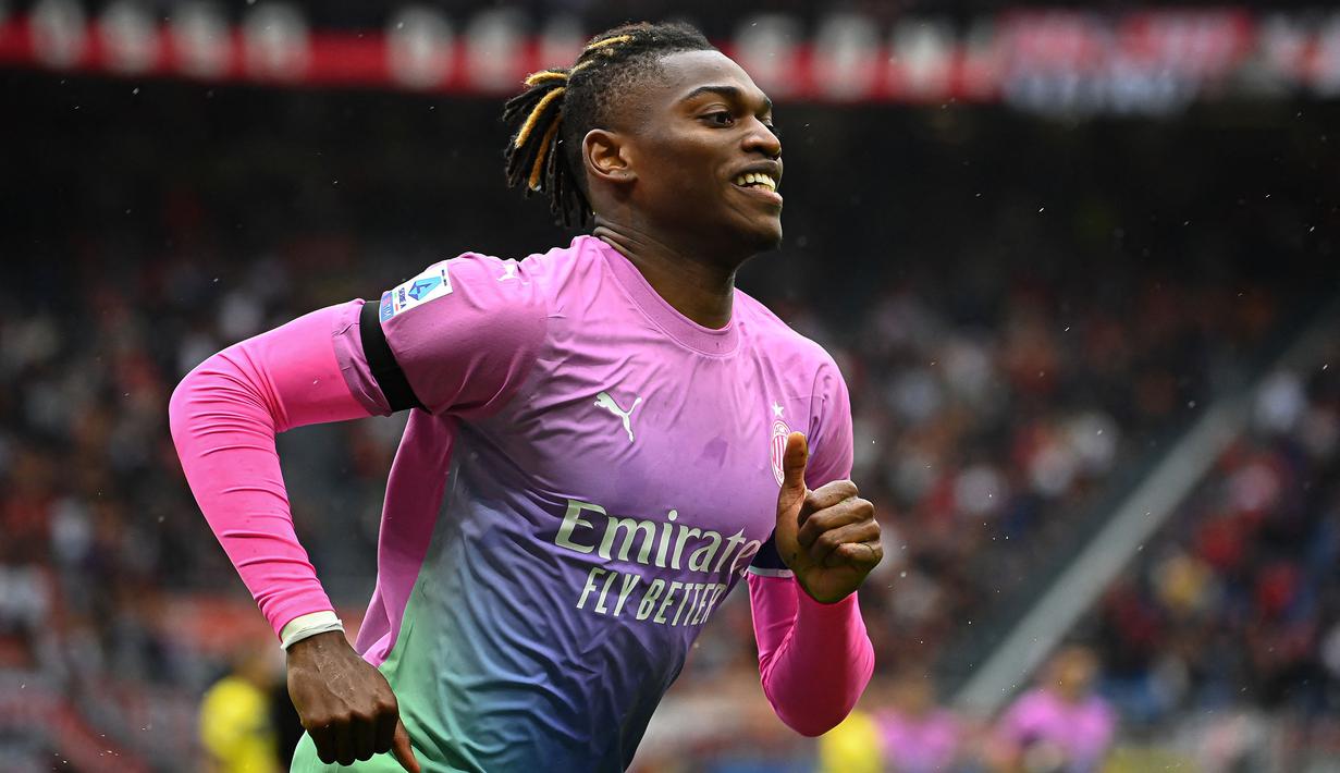 <p>Sayap kiri berusia 24 tahun, Rafael Leao yang kini tengah menjalani musim kelima bersama AC Milan ini baru saja menggenapi penampilannya yang ke-150 di Serie A Liga Italia bersama Rossoneri saat menang 3-2 atas Frosinone pada pekan ke-23 Serie A Liga Italia 2023/2024 (3/2/2024). Dalam 150 laga ia total telah mencetak 41 gol dan 36 assist bersama AC Milan di Serie A Liga Italia dan telah mengoleksi satu gelar, yaitu Serie A musim 2021/2022. (AFP/Piero Cruciati)</p>