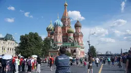Wartawan Bola.com, Okie Prabhowo, berada di depan Saint Basil's Katedral, Moskow, Rusia. (Bola.com/Okie Prabhowo)