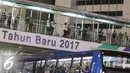 Sejumlah warga berdiri di jembatan penyebrangan Bundaran HI di Jakarta, Sabtu (31/12). Jelang pergantian tahun, kawasan tersebut mulai dipadati warga dari berbagai daerah, meskipun tidak diberlakukan car free night. (Liputan6.com/Immanuel Antonius)