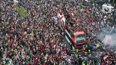 Suasana arak-arakan Timnas Indonesia U-22 di Bundaran HI, Jakarta, Jumat (19/5/2023). (Liputan6.com/Herman Zakharia)