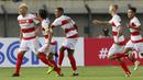 Para pemain Madura United merayakan gol kedua ke gawang PSS Sleman yang dicetak bek Jaimerson Xavier (kiri) dalam laga Grup C Piala Menpora 2021 di Stadion Si Jalak Harupat, Bandung, Selasa (23/3/2021). Madura United menang 2-1 atas PSS Sleman. (Bola.com/M Iqbal Ichsan)