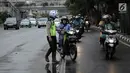 Polisi melakukan tindakan tilang kepada pengendara motor yang melanggar aturan jalur khusus sepeda motor di Jalan MH Thamrin, Jakarta, Kamis (8/2). Pengendara yang melanggar, ditilang dengan denda maksimal Rp 500 ribu. (Liputan6.com/Arya Manggala)