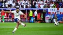<p>Pemain Inggris, Trent Alexander Arnold mencetak gol kemenangan timnya ke gawang Swiss&nbsp;pada babak adu penalti laga perempat final Euro 2024 di Duesseldorf Arena, Duesseldorf, Jerman, Sabtu (06/07/2024). (AFP/Ina Fassbender)</p>