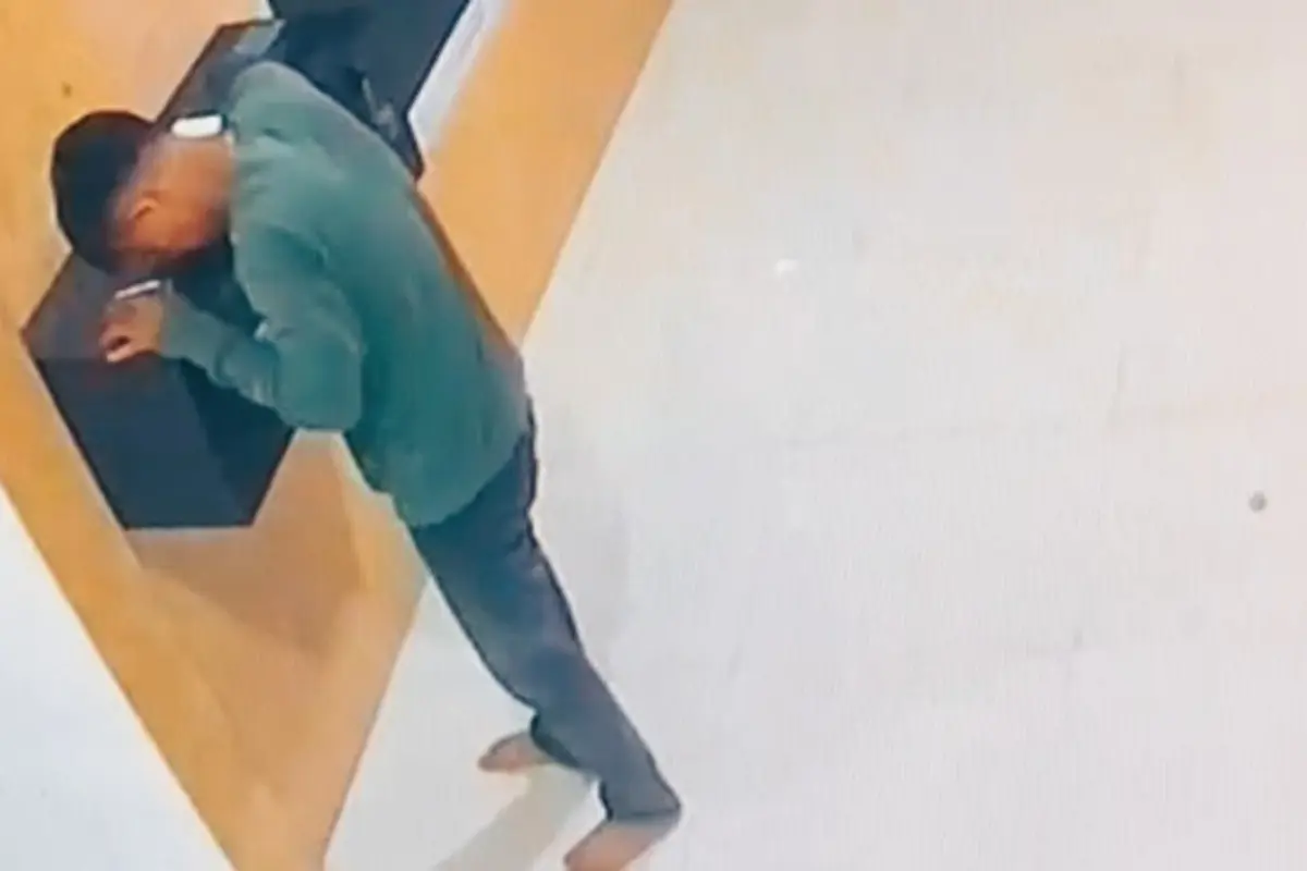 Aksi seorang pemuda di Pekanbaru terekam CCTV melakukan pencurian kotak infak.