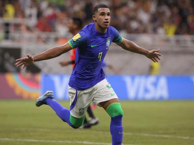 Piala Dunia U-17 2023 segera memasuki babak knock-out yang akan dimulai dengan babak 16 besar selama tiga hari mulai 20 hingga 22 November 2023. Selama fase grup telah muncul beberapa nama yang menghiasi daftar top skor sementara ajang sepak bola dunia dua tahunan bagi para pesepak bola muda. Dari total 36 laga di fase grup, telah tercipta total 136 gol dan 10 pemain berikut sementara menjadi menjadi penguasa daftar top skor dan mampu membawa negaranya lolos ke babak 16 besar. Dua pemain menduduki puncak top skor, sementara 8 pemain lainnya menempati posisi runner-up. (Bola.com/Ikhwan Yanuar)