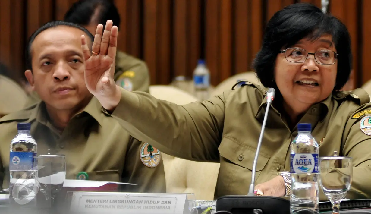 Menteri Lingkungan Hidup dan Kehutanan (LHK) Siti Nurbaya (kanan) bersama Sekjen Menteri LHK Bambang Hendroyono saat mengikuti Rapat Kerja dengan Komisi IV DPR RI, di Kompleks Parlemen, Senayan, Jakarta, (18/4). (Liputan6.com/JohanTallo)