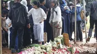 6 Potret Sheila Dara di Pemakaman Vidi Aldiano, Kenakan Pashmina Warna Biru