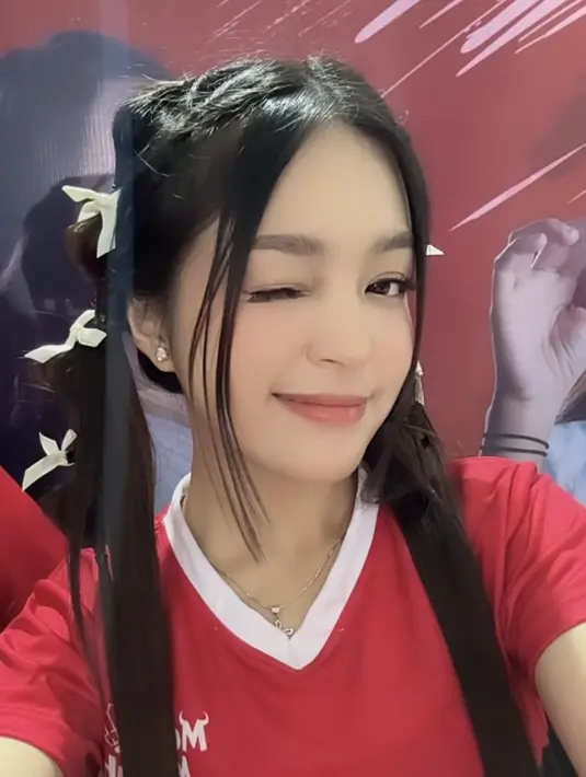 Untuk rambut, Eca memilih gaya rambut kuncir dua yang tidak membosankan. [@elsaajapasal]