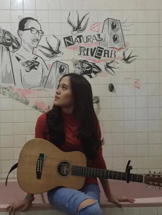 Penyanyi pendatang baru ini mempunyai suara yang khas, dan ia kerap mengcover beberapa lagu dengan versinya sendiri dan bergenre acoustic. (via instagram@sherylsheinafia/Bintang.com)