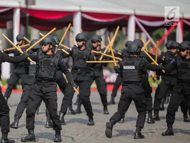 Atraksi bela diri Eskrima Brimob dalam HUT ke-73 Bhayangkara di Monas, Jakarta, Rabu (10/7/2019). HUT ke-73 Bhayangkara ini bertemakan ‘Dengan Semangat Promoter, Pengabdian Polri untuk Masyarakat, Bangsa dan Negara. (Liputan6.com/Faizal Fanani)