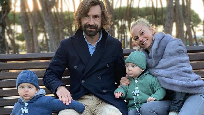 Andrea Pirlo dengan kekasihnya, Valentina Baldini, dan dua anak kembarnya. (Instagram @andreapirlo21)