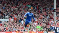 5. Demba Ba - Bermain apik di Newcastle membuat Chelsea kepincut mendatangkan striker tinggi tersebut. tahun 2015 Demba Ba memutuskan untuk pindah ke Besiktas hingga akhirnya bergabung bersama Shanghai Shenhua. (AFP/Andrew Yates)