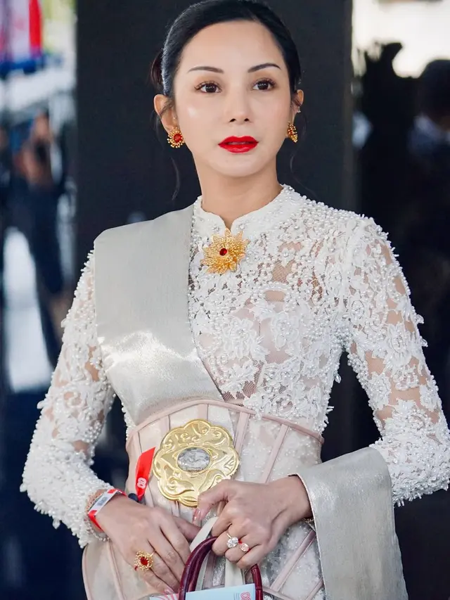 Kirana Larasti tampil stunning dengan lipstik merah. [@kiranalarasati]