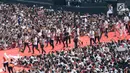 Sejumlah musisi dan artis ibukota membawakan lagu pada kampanye akbar capres dan cawapres Joko Widodo (Jokowi)-Ma'ruf Amin di Stadion Utama GBK, Senayan, Jakarta, Sabtu (13/15). Penampilan kolaborasi dari 100 gitaris Indonesia meramaikan pagelaran Konser Putih Bersatu. (Liputan6.com/Angga Yuniar)