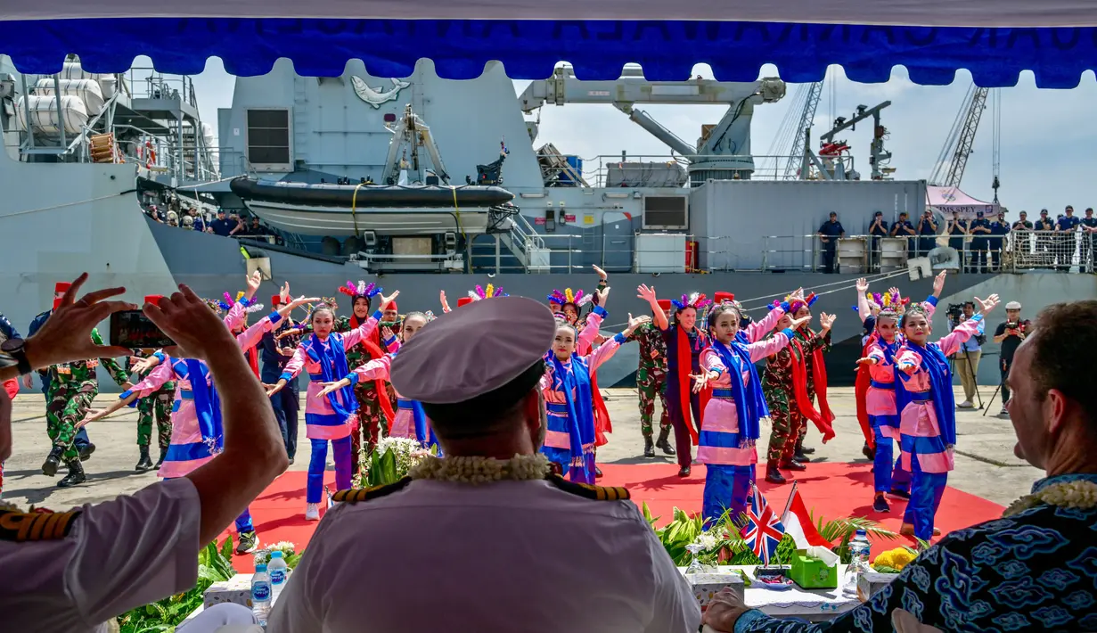 Penguatan hubungan antara Angkatan Laut Inggris dan TNI AL diimplementasikan dalam bentuk kerja sama militer serta pertukaran budaya. (BAY ISMOYO/AFP)